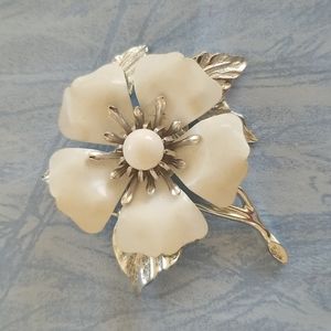 Sarah Coventry Dogwood Flower Brooch
